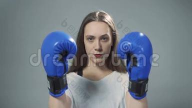 戴着蓝色<strong>拳击</strong>手套的女人的<strong>视频</strong>